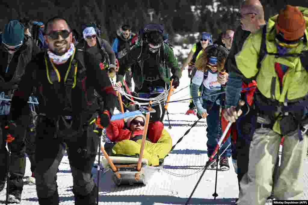 Волонтёры тянут на санях Александру Александрову, у которой церебральный паралич. Дойчинова отмечает, что зимнее восхождение в горном массиве Рила далось очень сложно. На пятерых путешественников с ограниченными возможностями было трое саней, поэтому &laquo;некоторым волонтёрам пришлось дважды подниматься на гору с санями&raquo;