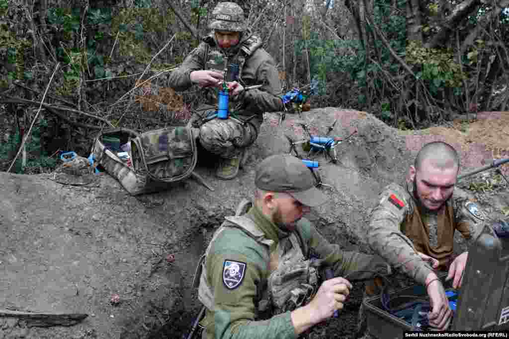 FPV-дрони стали невід&#39;ємною частиною сучасної війни, кажуть бійці 108-го окремого гірсько-штурмового батальйону 10-ї окремої гірсько-штурмової бригади &laquo;Едельвейси&raquo;. Щоденно за допомогою цих &laquo;пташок&raquo; пілоти знешкоджують техніку противника та запобігають просуванню російських військ. Десь під Соледаром, Донеччина. Вересень 2023 року