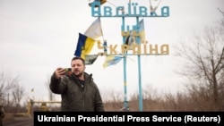 Президент Зеленский былтыр жыл соңунда Авдеевка үчүн кармаш күчөп турган маалда шаарга барып кеткен, 29-декабрь, 2023-жыл.