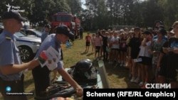 Дітям показували такі ж кийки та амуніцію, які використовували під час розгонів протестувальників