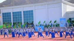 Diňle: Türkmen resmileri Saglyk gününi belleýär, ilat yzly-yzyna çärä çekilýär 