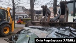 Розтрощені вікна лабораторії їдуть на сміттєзвалище