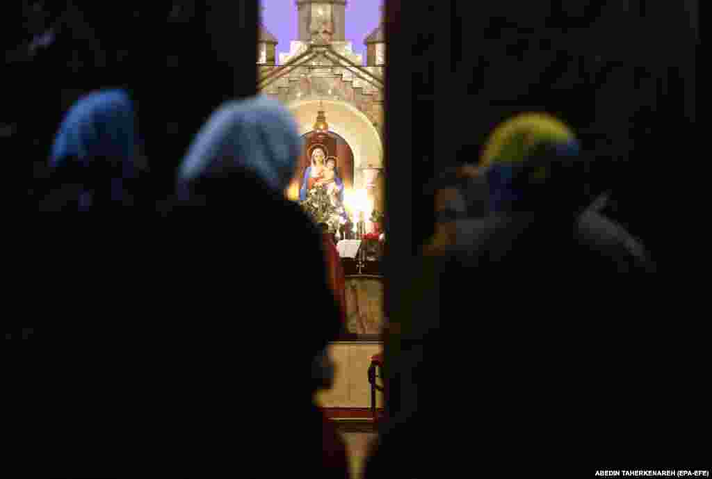 Ирандык христиандарды негизинен армяндар түзөт. 1-январда Тегерандагы Сурб Саркис чиркөөсүндөгү сыйынуу.