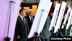 Президент Садыр Жапаров менен Исхак Масалиев Абсамат Масалиевдин 90 жылдыгына арналган иш-чарада. 