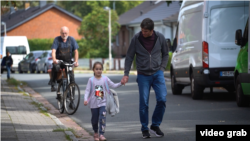 На волі. Рінат Параламов із дочкою. Бремен, Німеччина, 2023 рік