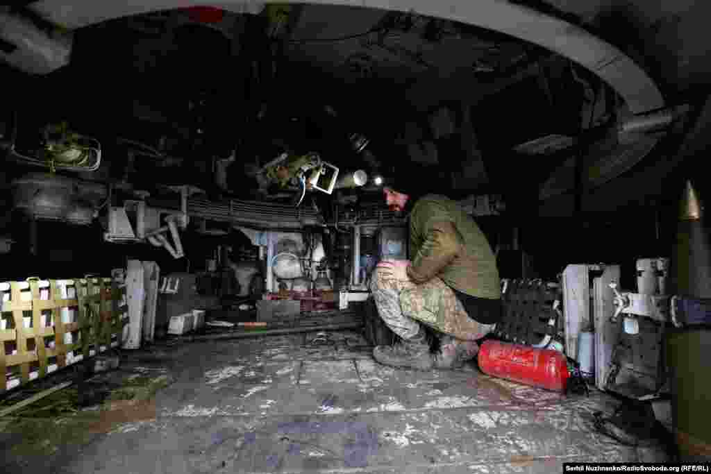 Український військовий 24-ї механізованої бригади імені Короля Данила готує снаряди для бойової роботи у самохідній гаубиці M109. Авдіївський напрямок, листопад 2023 року&nbsp;