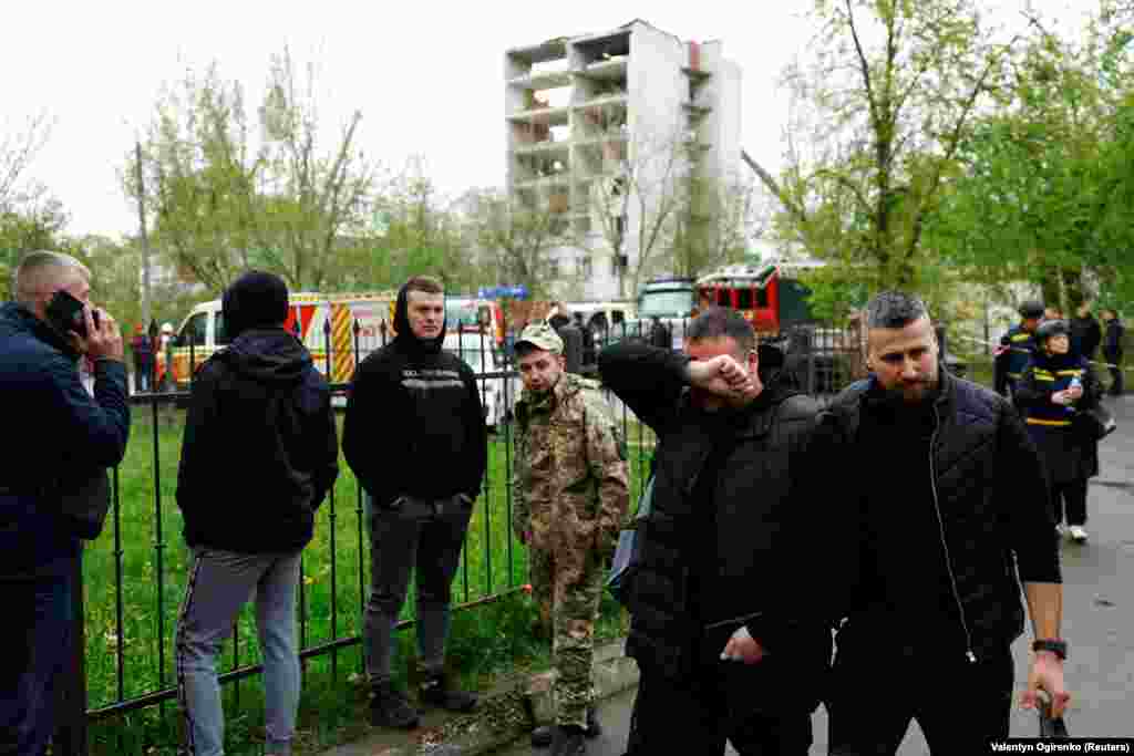 Емоції чоловіка після того, як тіло його дружини знайшли під уламками будинку, куди влучила російська ракета