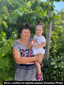 Вероніка Макаренко з бабусею Оксаною Білаш. Фото з особистого архіву родини