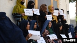 تعدادی از زنان معترض که خواهان توجه جدی جامعه بین المللی به وضعیت زنان و دختران در افغانستان هستند