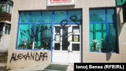 Cabinetul medical a fost vandalizat în noaptea de miercuri spre joi. În partea din față a acestuia a fost scris mesajul „Nu am aer”, în timp ce ferestrele din lateral au fost sparte. 