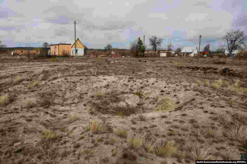 На первом изображении: украинские военные осматривают подбитый российский БТР в Тетеревском. На втором изображении: если не считать небольшой кратер, то на месте, где в 2022 году сгорела российская техника, почти нет следов боёв