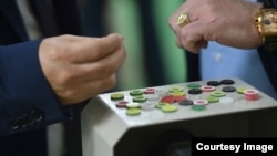 "Кыргызиндустриясынын" алдында "Кыргыз топчу" ишканасы ачылган. Кыргыз өкмөтү тараткан сүрөт.