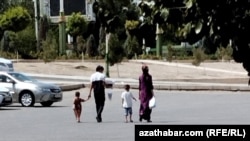 Bile barýan maşgala. Türkmenistan (Illýustrasiýa suraty) 