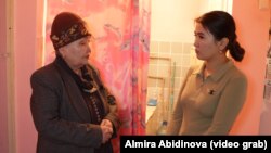 Дарика Асилбекова "Азаттыктын" кабарчысы Алмира Абидинова менен