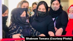 شهره تمنا ۲۱ ساله یکی از دانشجویان محروم از تحصیل با ایجاد یک فروشگاه زنانه در شهر فیض‌آباد بدخشان برای خودش و برخی بانوان دیگر زمینۀ کار را فراهم کرده است.
