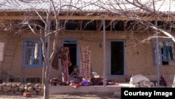 Өзүнө кол салган аялдын үйү.