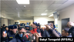 Кармалгандардын бири, журналист Сайпидин Султаналиев Биринчи Май райондук сотунда. 17-январь, 2024-жыл 