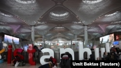 Stambul aeroportynda "Turkish Airlines" Merkezi Aziýadan we Russiýadan bolan ýolagçylaryň Meksika we Latyn Amerikanyň beýleki ýurtlaryna uçýan uçarlara münmeginiň öňüni aldy. Bu ýurtlara uçýan migrantlar ABŞ-nyň serhedine barmak isleýärler diýlip hasaplanýar.