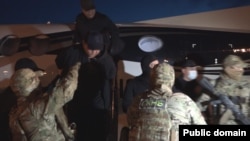 Райымбек Матраимовду Бакудан алып келген маал. УКМК тараткан сүрөт.