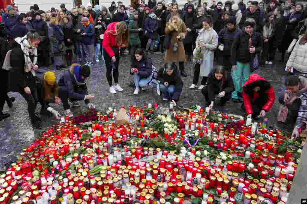 Люди продовжують віддавати данину пам&#39;яті жертвам стрілянини. Поліція попереджає, що кількість загиблих у результаті стрілянини може зрости