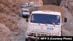 لاری های حامل مواد غذایی برنامه جهانی غذا در یکی از مناطق دشوار گذر افغانستان. 