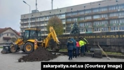 Дослідження місця, що у часи СРСР називалося «братська могила підпільників-партизан та радянських воїнів» на території меморіального комплексу воїнам Радянської армії у Виноградові. Закарпаття. 25 листопада 2023 року