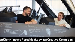 Президент України Володимир Зеленський і прем’єр-міністр Данії Метте Фредеріксен сидять у винищувачі F-16 на авіабазі Скрідструп у місті Воєнс, Данія, 20 серпня 2023 року