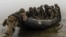 Группа украинских морских пехотинцев отплывает от берега Днепра на передовой под Херсоном, 14 октября 2023