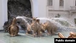 Фонтан «Грифоны»