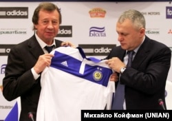 Головний тренер «Динамо» (Київ) Юрій Сьомін (ліворуч) і президент клубу Ігор Суркіс під час представлення нового головного тренера «Динамо». Київ, 24 грудня 2010 року. Контракт із тренером, який уже очолював «Динамо» у 2008–2009 роках, був підписаний на три з половиною роки