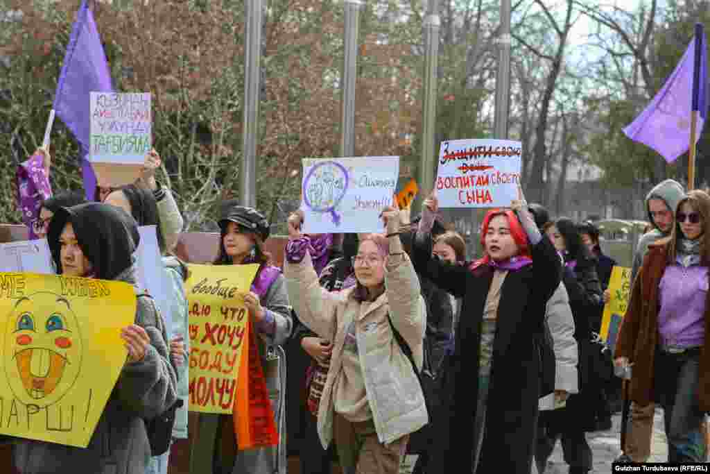 Всего в шествии приняло участие около 400 человек.