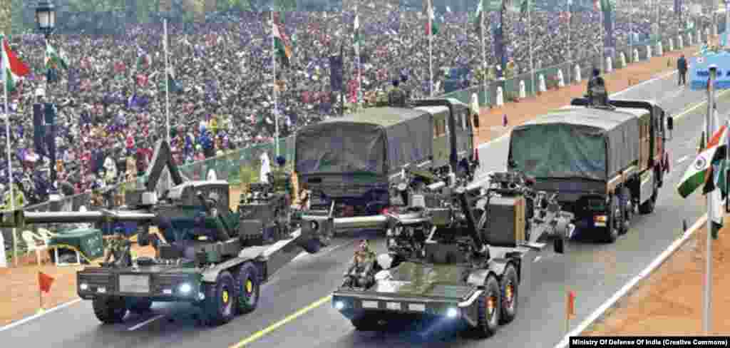 Հնդկական արտադրության առաջադեմ քարշակային հրետանային համակարգերը զորահանդեսի ժամանակ, Հնդկաստան, 2017թ. 2023-ի օգոստոսին Հայաստանը ստացել է հնդկական առաջադեմ քարշակային հրետանային համակարգերի (Advanced Towed Artillery Gun Systems, ATAGS) առաջին խմբաքանակը։ Հաղորդվել է, որ Երևանը պատվիրել է 84 միավոր՝ 155,5 միլիոն դոլար արժողությամբ՝ դառնալով առաջին երկիրը, որին Հնդկաստանը վաճառել է նոր մշակված հրետանային համակարգերը։ &nbsp;