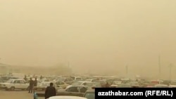 Güýçli ýel sebäpli Ýolöten etrabynyň birnäçe geňeşliginde ilatyň elektrik üpjünçiligi kesildi. (Arhiw suraty)