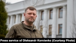 За словами Олександра Корнієнка, відрядження Порошенка скасували після отримання листа з грифом «Для службового користування»