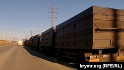Колона вантажівок-зерновозів на об’їзній дорозі після нічної атаки на порт Феодосії, окупований Крим, 27 грудня 2023 року
