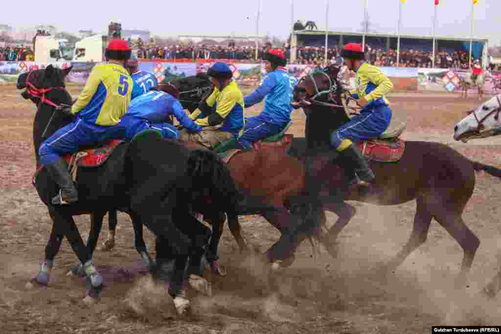 &quot;Ак-Кула&quot; ат майданында өткөн финалдык беттеш кечка саат 17:20да башталды.&nbsp;