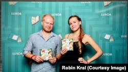 Чеський дитячий поет Робін Крал та українська ілюстраторка Альона Потьомкіна з примірниками книжки «Прийшли діти з України»