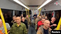 تعدادی از اسیران جنگی اوکراین که آزاد شده اند. 
