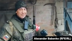 Владислав Оленский передает «привет» на камеру.