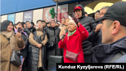 “Дордой” базарында нааразылык акцияга чыккан соодагерлер. 30-ноябрь, 2023-жыл.