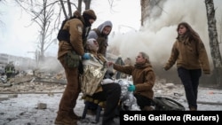 Російські ракети знову спричинили смерті в Україні: влада каже про щонайменше 8 загиблих і десятки поранених (фотосвідчення)