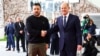Ukrainanyň prezidenti Wolodymyr Zelenskiý (çepde) 16-njy fewralda Berlinde Germaniýanyň kansleri Olaf Şolz bilen duşuşýar.