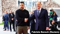 Ukrainanyň prezidenti Wolodymyr Zelenskiý (çepde) 16-njy fewralda Berlinde Germaniýanyň kansleri Olaf Şolz bilen duşuşýar.