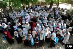 Башталгыч мектепти ачык асман алдында окуган ооган кыздар. Нангархар провинциясы. 14-май, 2023-жыл