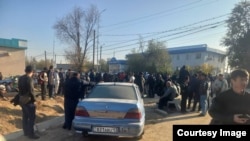 Мигранты, которых не выпустили из Казахстана, находятся возле здания суда