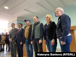 Зліва направо: тимчасовий повірений у справах посольства Франції в Україні Бенжамен Роріг, посол Королівства Іспанія в Україні Рікардо Лопес-Аранда Хагу, міністр аграрної політики та продовольства України Микола Сольський, віцепрем'єр-міністр, міністр розвитку громад, територій та інфраструктури України Олександр Кубраков, посол США в Україні Бріджит Брінкс, Маріанна Уорд, заступниця директора Всесвітньої продовольчої програми в Україні. У Чорноморському порту, 24 березня 2023 року