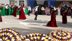 Diňle: Balkanyň ýöriteleşdirilen dil mekdeplerinde soralýan para azaldy