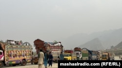 لاری های حامل مهاجرین افغان که قصد برگشت به افغانستان را دارند. November 01, 2023