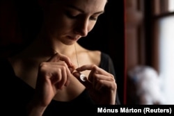 Подвеска с картой Украины напоминает балерине о родине