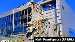 Днепр шаарына жасалган орус армиясынын соккусунан жабыркаган имарат. 15-август, 2023-жыл. Архивдеги сүрөт.  